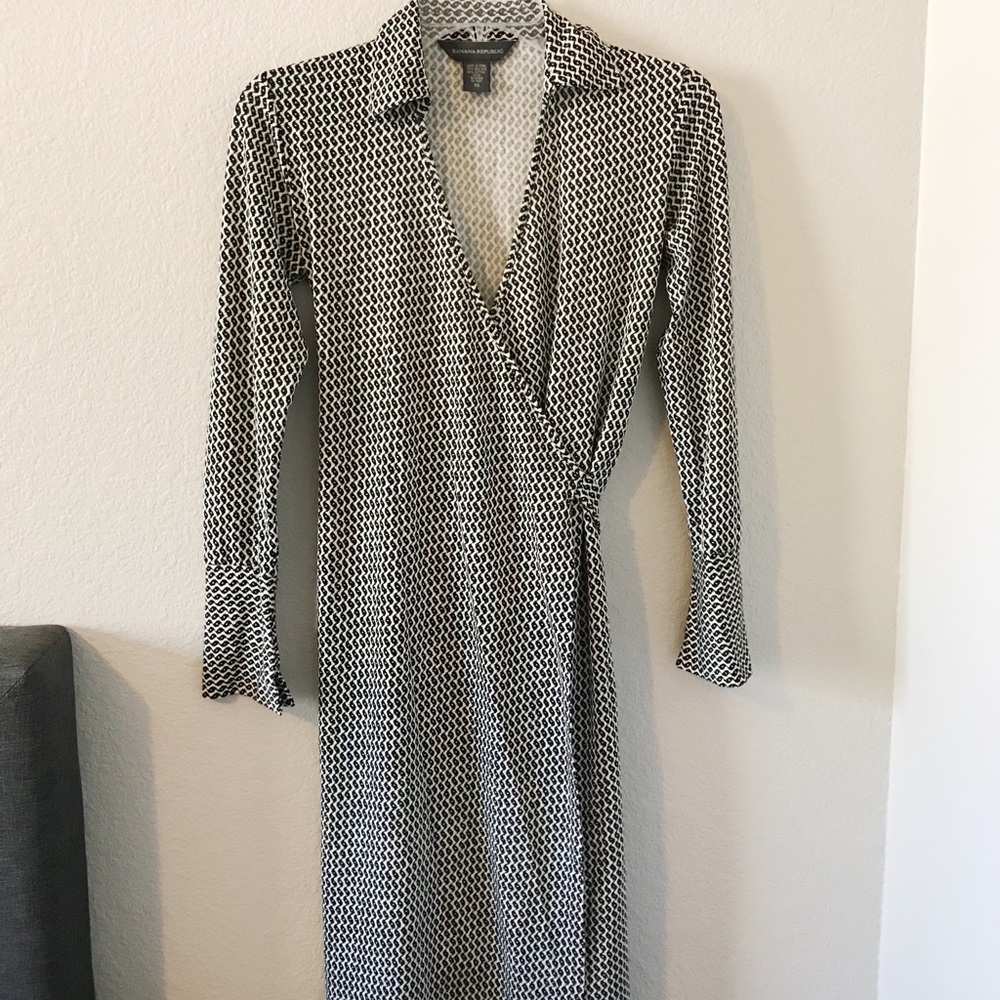 Banana Republic Geo Print Wrap Dress Collar Beige